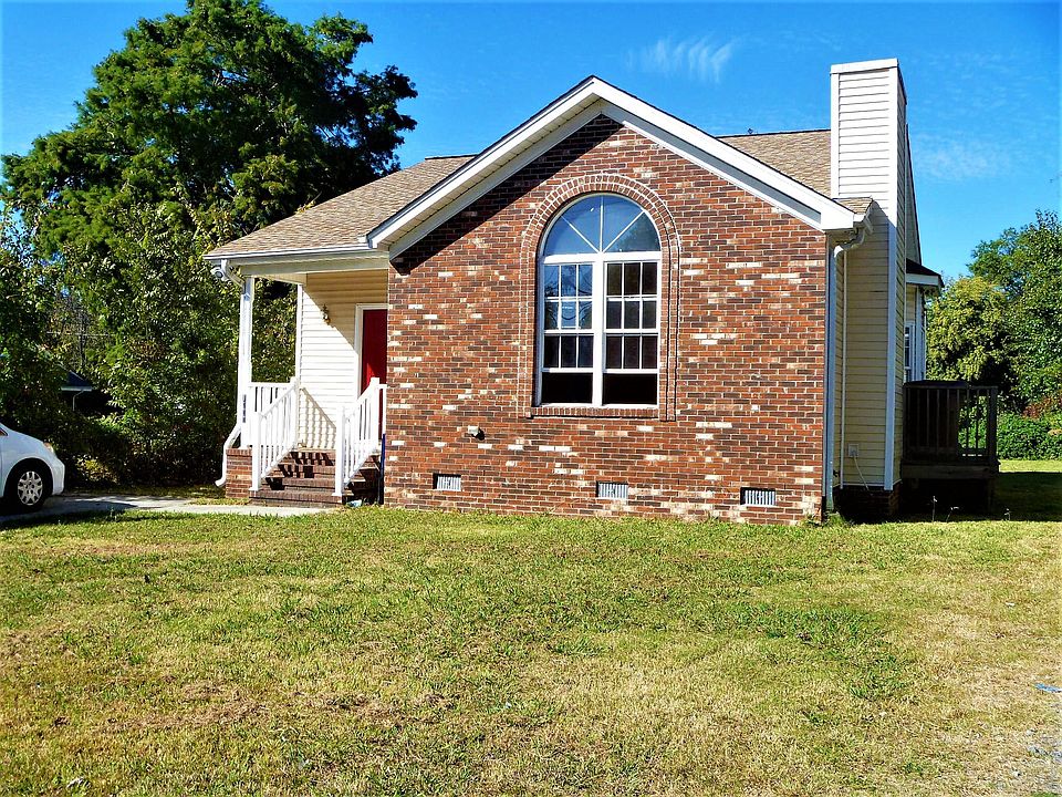 Brick & Vinyl Ranch, w/Side Deck & Covered Front Porch
