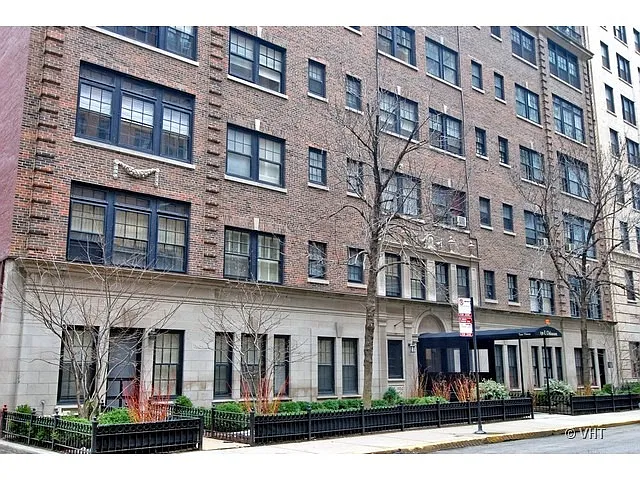 230 E Delaware Pl APT 3W photo 1