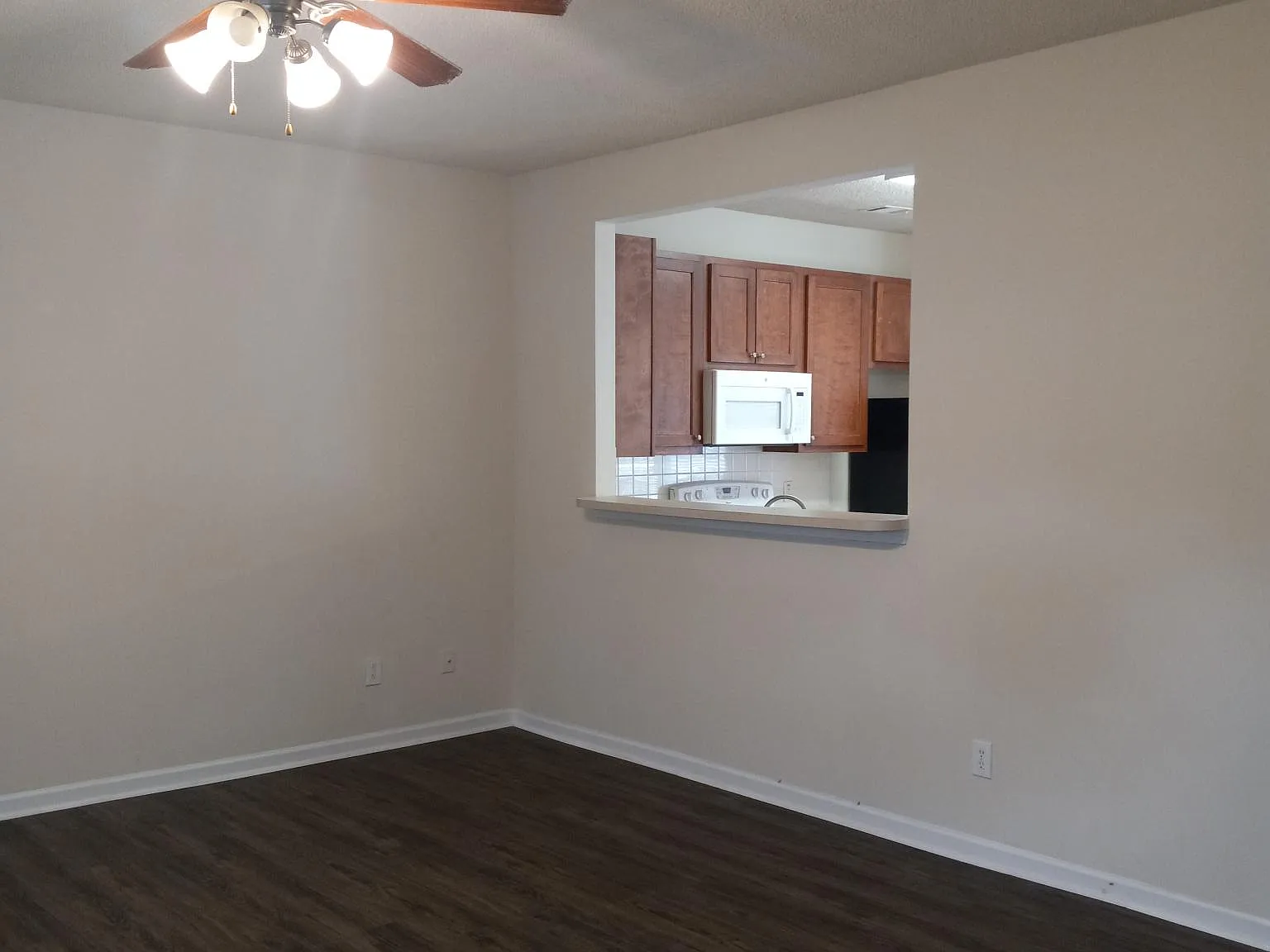3 bed, 2.5 bath, 1530 sqft, $1,600 — Photo 4
