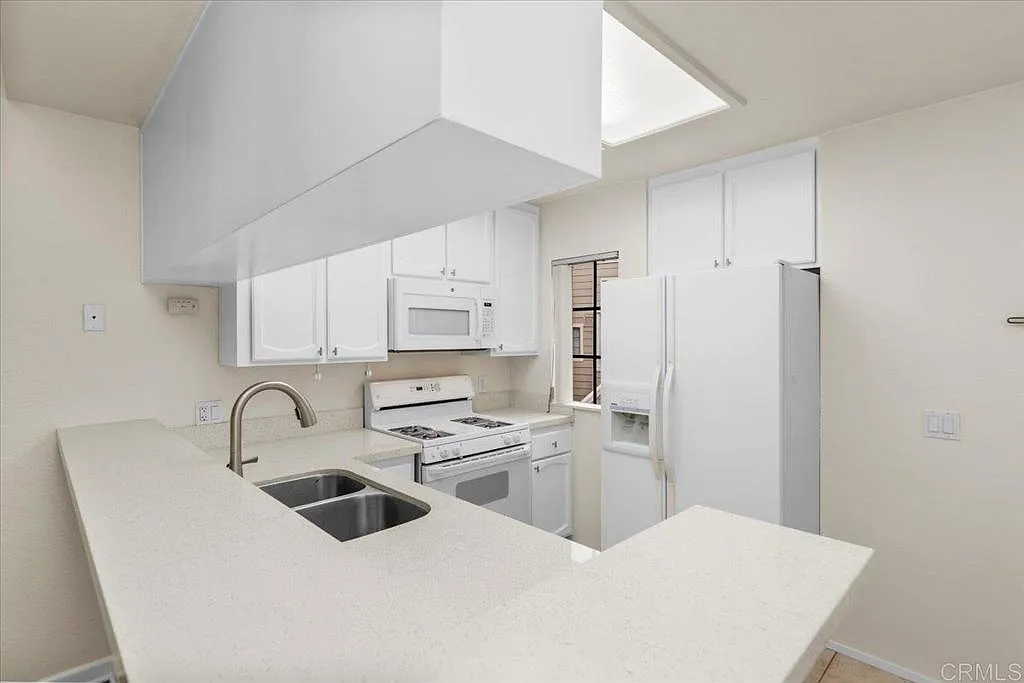 2 bed, 2.5 bath, 929 sqft, $3,400 — Photo 2