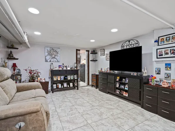 48 Gotham Avenue image 29 of 38