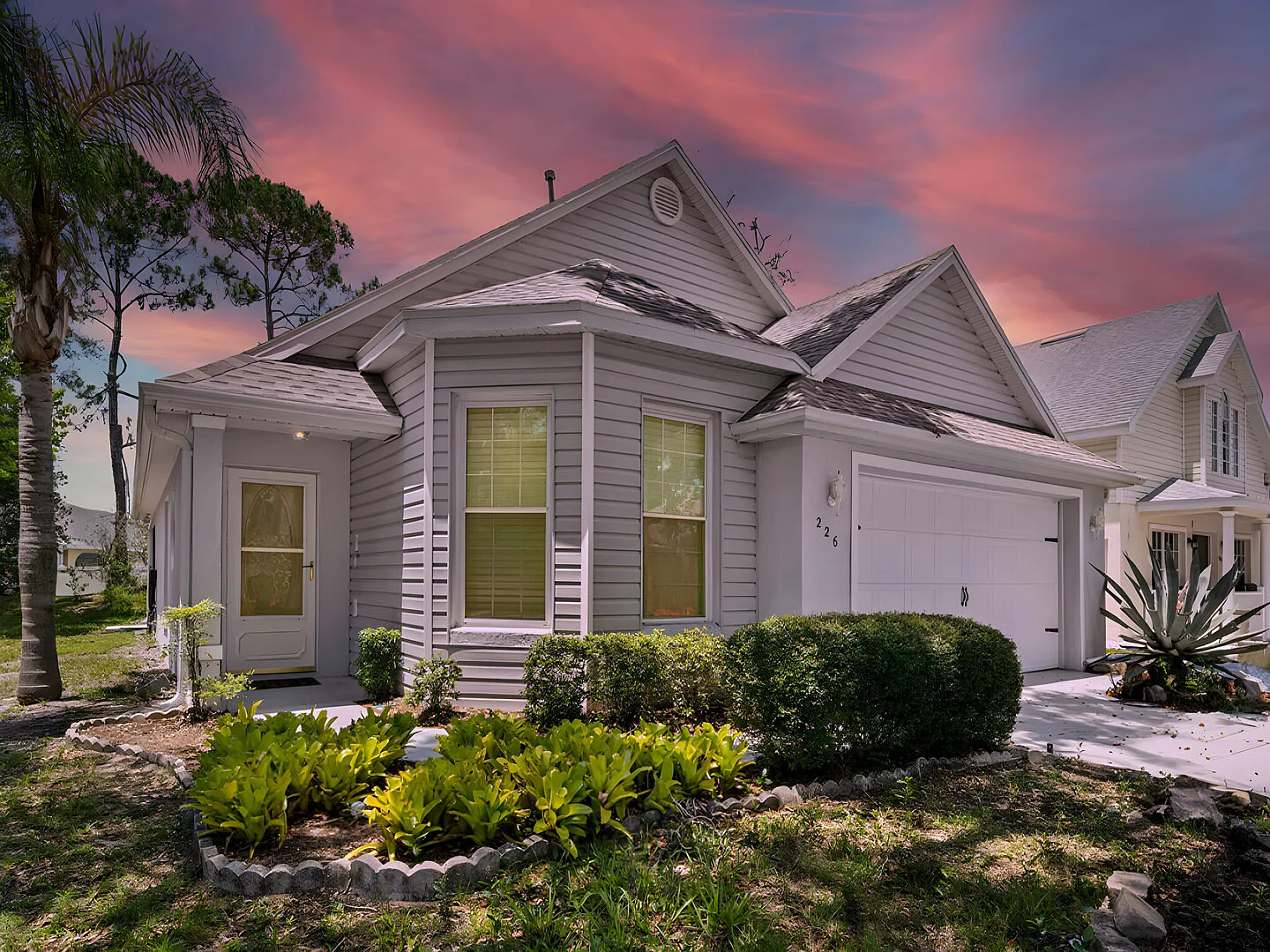 Sunshine Beautiful 3 BR Pool Home Sleeps 6 — Photo 2