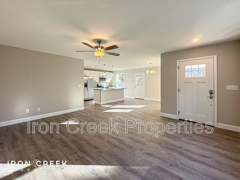 3 bed, 2.0 bath, 1354 sqft, $2,295 — Photo 2