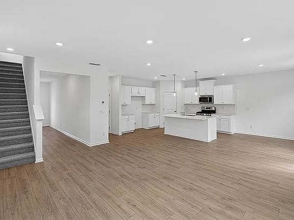 5th image of 222 Groveton Ct