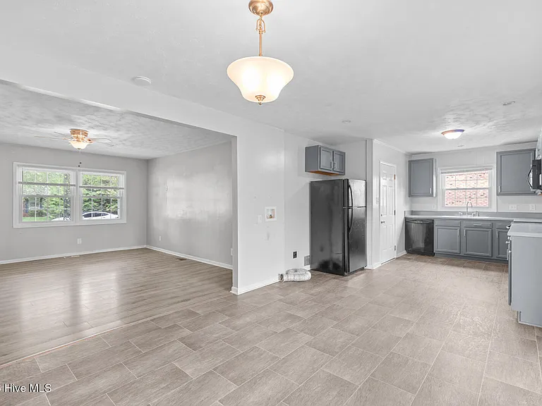 105 Valley Ct — Photo 5