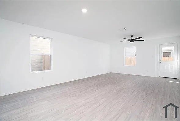 10921 Presa Way — Photo 9