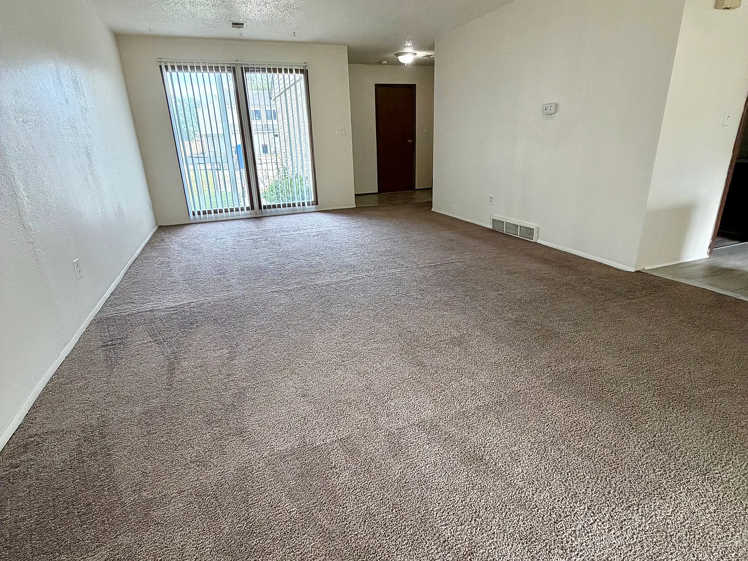 Huge 3-Bed Duplex with Garage & Large Corner Yard - Kearney Schools — Photo 3