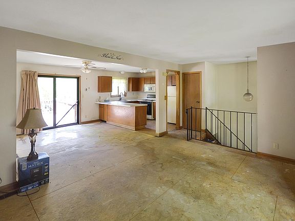 3rd image of 3995 Stockdale Dr