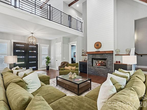 3rd image of 90 Gracie Ln