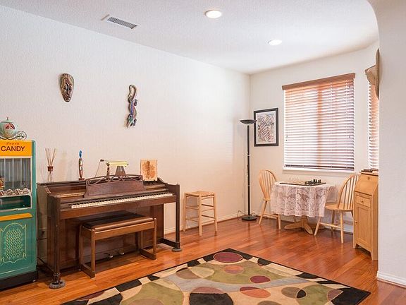 28th St W Living room