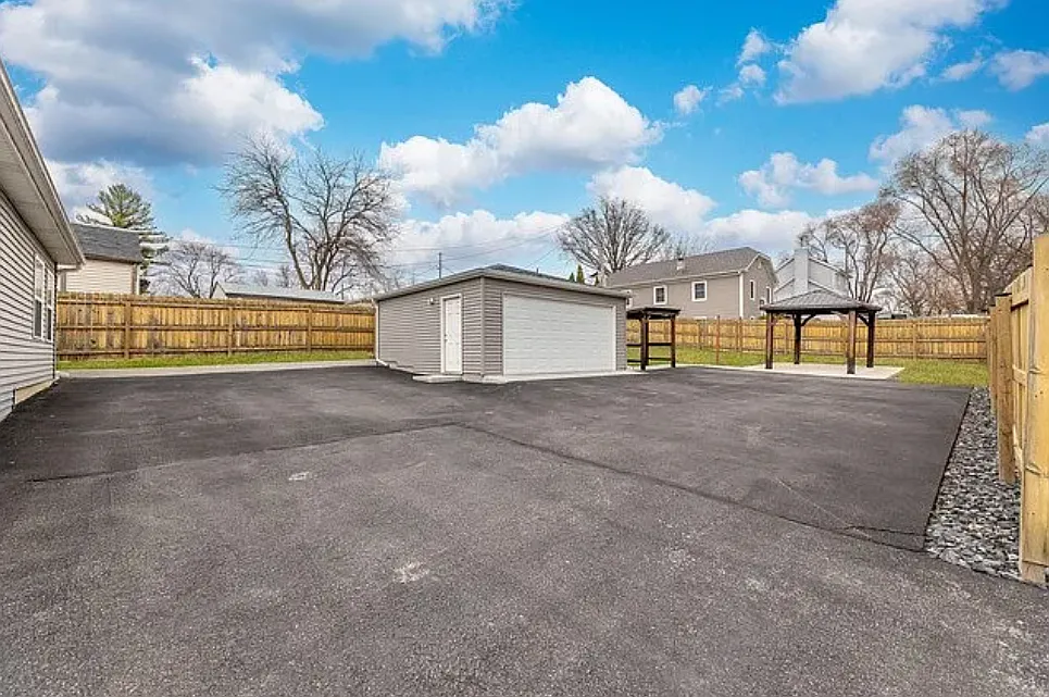 2 bed, 800 sqft, $2,350 — Photo 2
