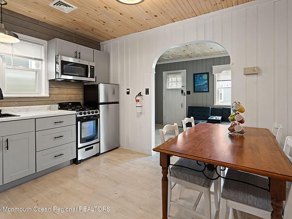 5th image of 245 Sheridan Ave Unit B