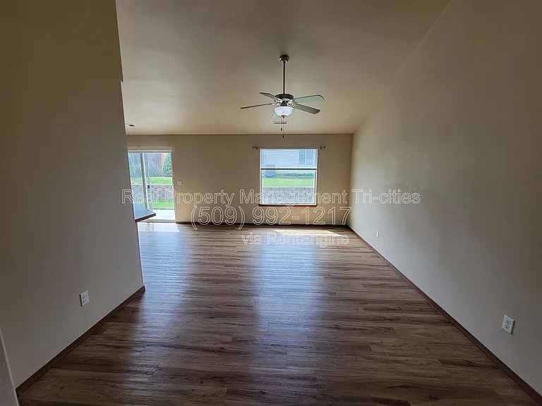 1653 Larkspur Dr — Photo 2