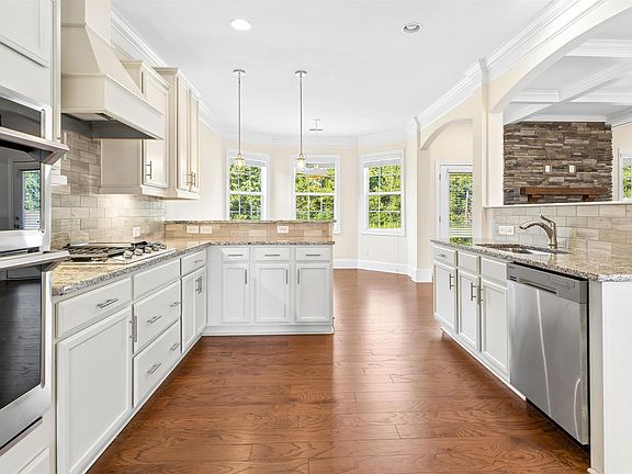 2nd image of 5 Lakeway Pl