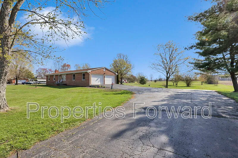 3 bed, 1.5 bath, 1276 sqft, $2,100 — Photo 3