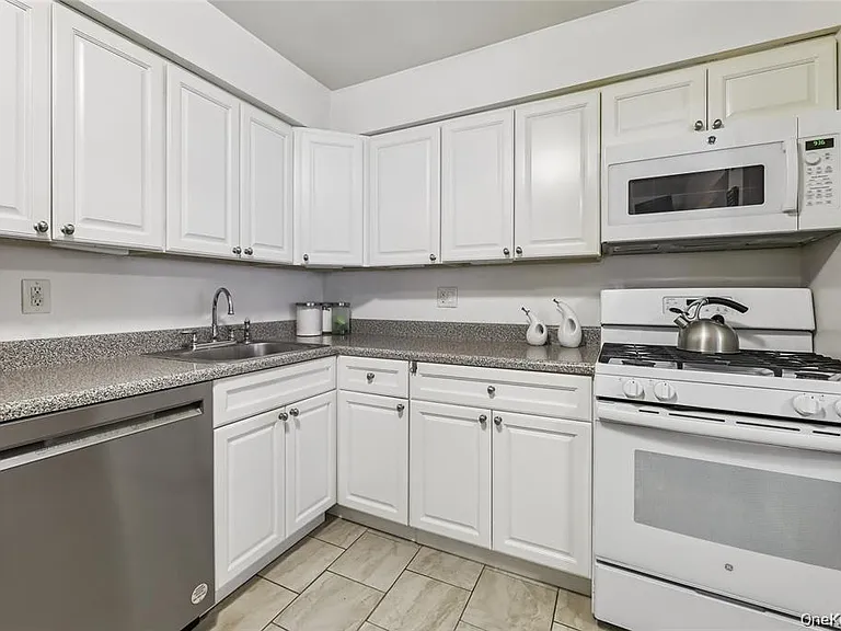 10 Brevoort Dr #1A — Photo 4