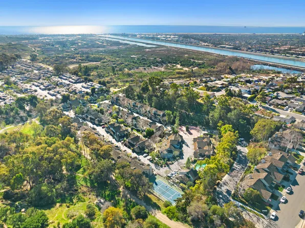 2071 Meadow View Ln, Costa Mesa, CA 92627