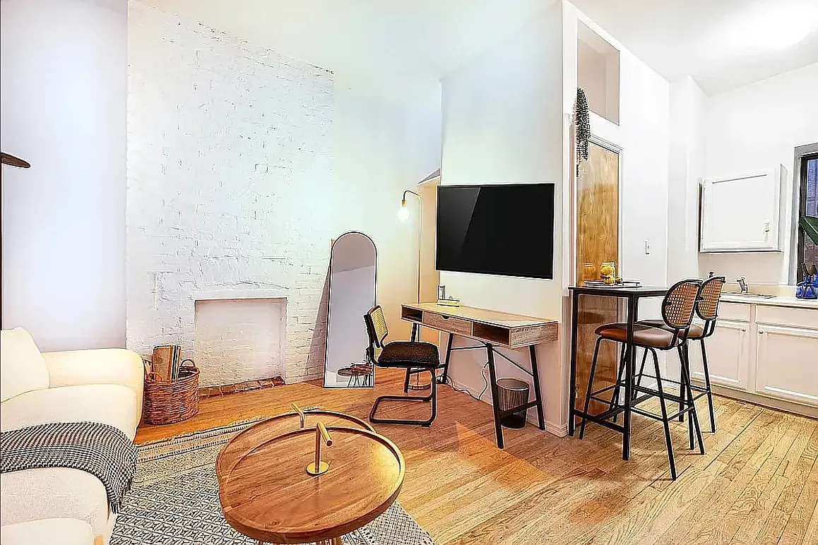 543 1/2 East 6th Street — Photo 2