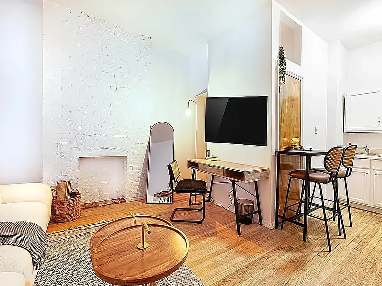 543 1/2 E 6th St #2A — Photo 2