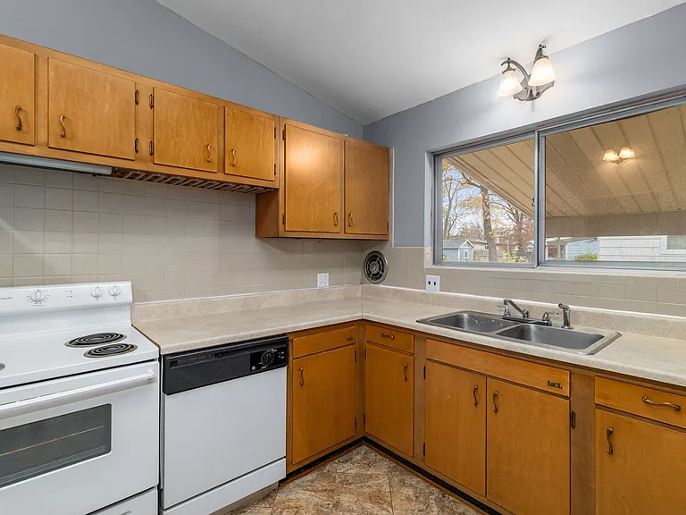 550 Versailles Dr — Photo 8