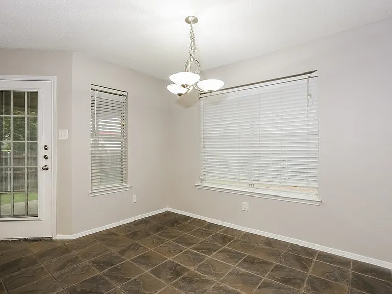 704 Stonebrooke Dr — Photo 6