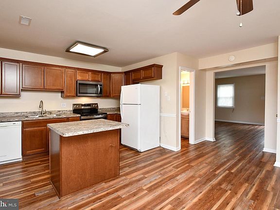 5th image of 303 Olde Greenwich Dr