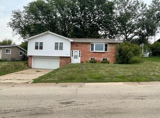 914 Hiawatha Dr, East Dubuque, IL 61025