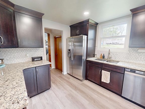 5th image of 711 E Bell Ave