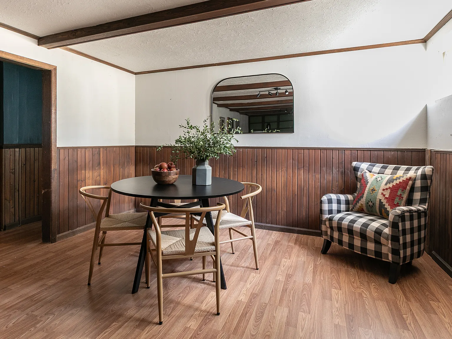 6 bed, 2352 sqft, $6,870 — Photo 3