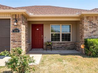 1258 S Spritz Dr, Fayetteville, AR 72701