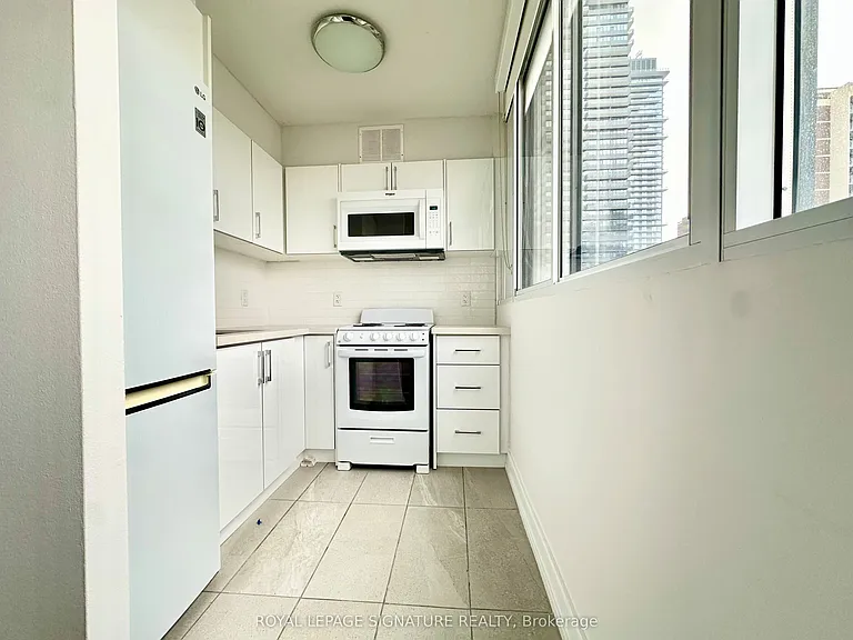 33 Isabella St #1413 — Photo 3