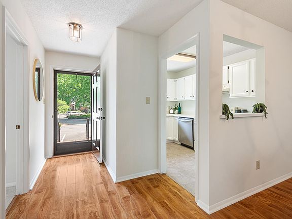 5th image of 101 Essex Dr