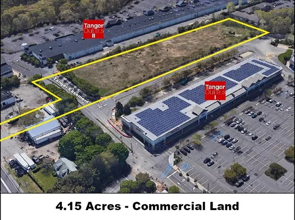 2009 Old Country Road, Riverhead, NY 11901