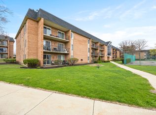 1056 N Mill St APT 201, Naperville, IL