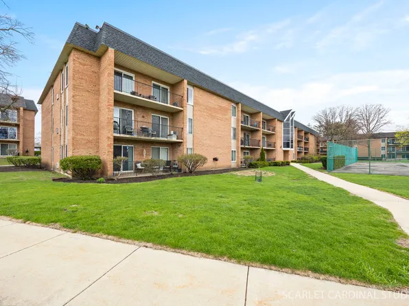 1056 N Mill St APT 201, Naperville, IL 60563