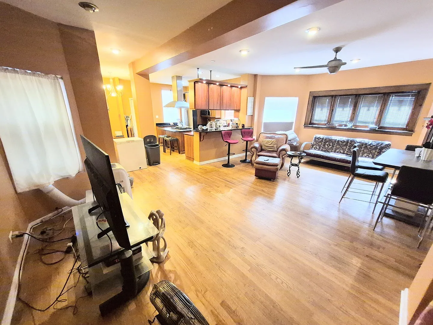 4 bed, 2700 sqft, $2,300 — Photo 4