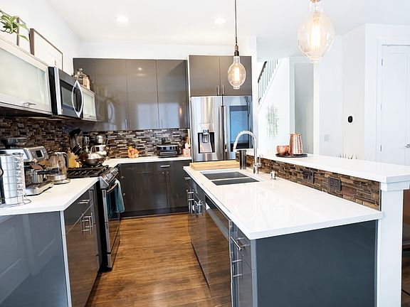 3rd image of 2506 Chateau Dr