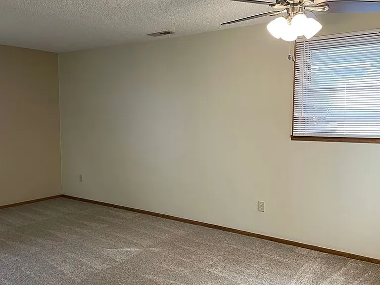 181 Maplewood Dr — Photo 4