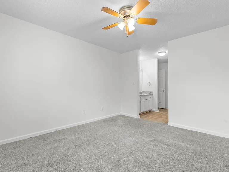 Skyside Landing Apartments — Photo 34