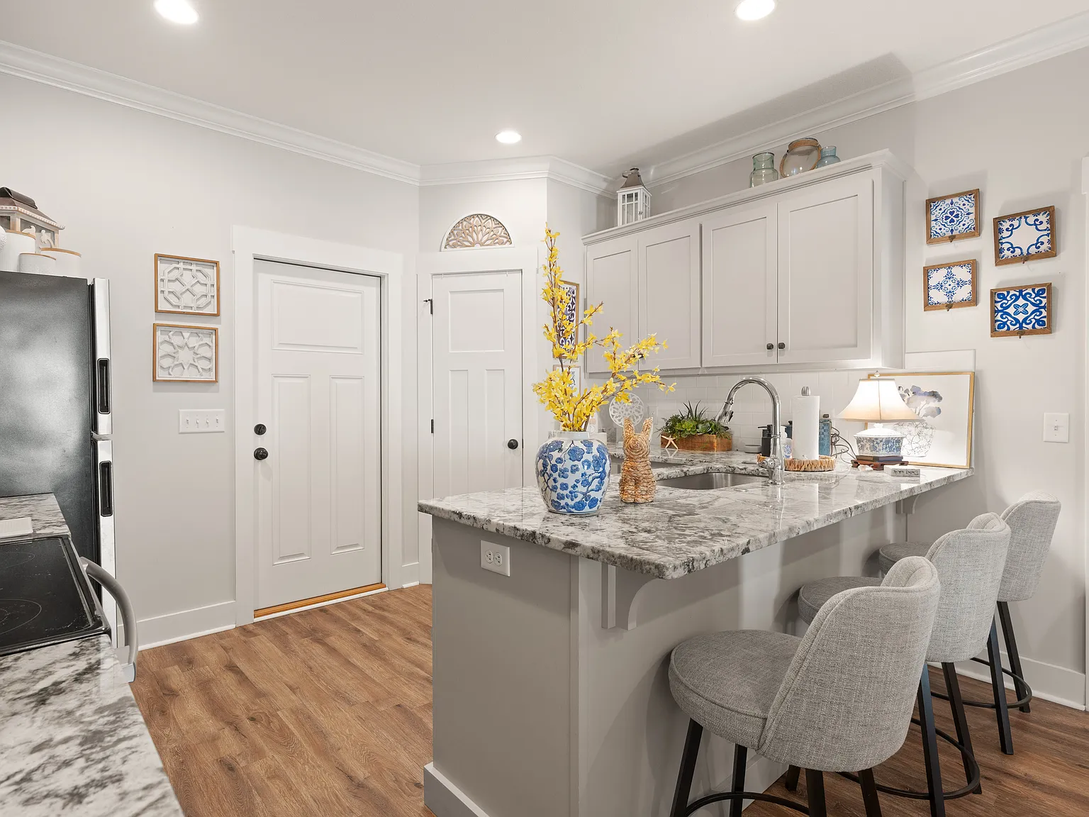 2 bed, 1000 sqft, $1,650 — Photo 3