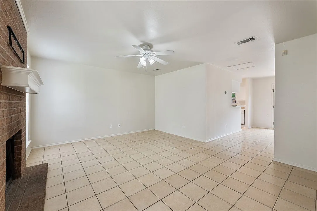 2 bed, 2.5 bath, 1151 sqft, $1,100 — Photo 3