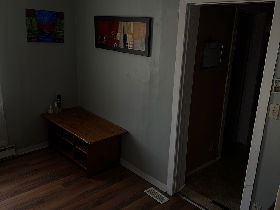 1st image of 327 Laurier Ave E