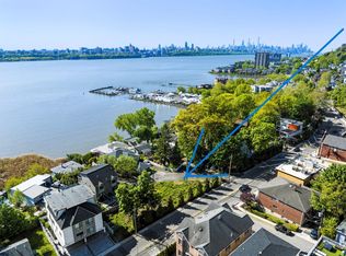 5 Vista Ln, Edgewater, NJ 07020