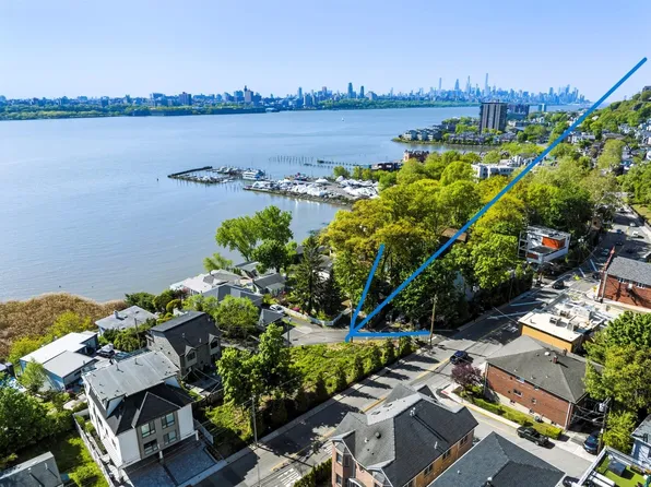 5 Vista Ln, Edgewater, NJ 07020