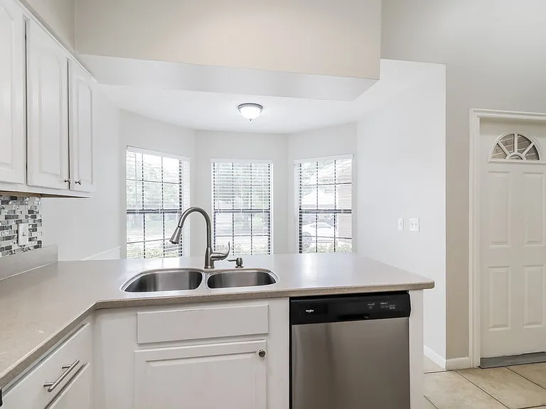4262 Sandhurst Dr — Photo 8