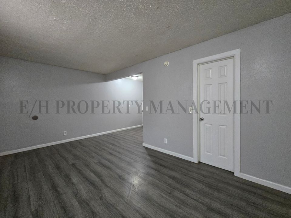 1st image of 1916-1924 S Broadway St #27