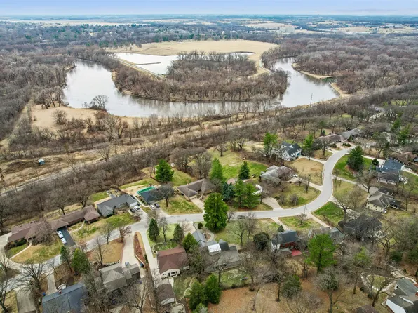 3939 River Oaks Dr, Des Moines, IA 50312