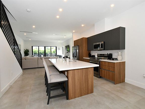4th image of 1116 NE 10th Avenue #1116