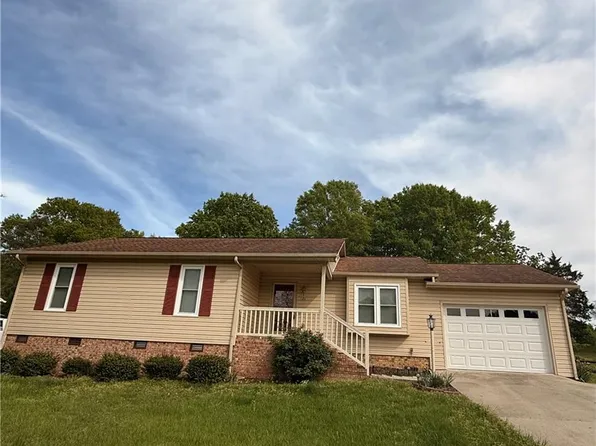 121 Brookhollow Ln, Archdale, NC 27263