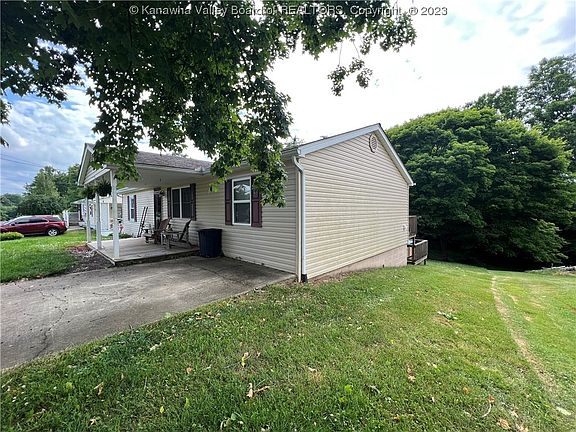 3rd image of 220 Joan Pl
